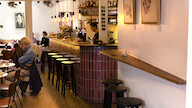 Interieurontwerp voor de Revista, van overdag koffiebar naar ’s avonds cocktailbar.