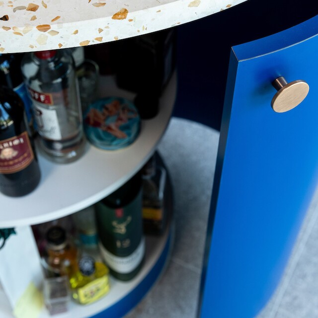 THE BLUES: A fun detail in the kitchen island:
